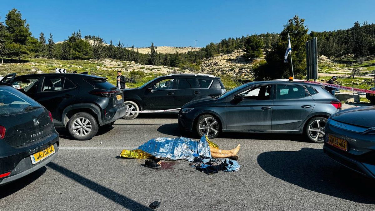 Střelci zaútočili na auta mířící do Jeruzaléma, jeden mrtvý a sedm zraněných